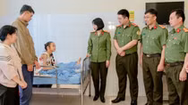 Cục Quản lý xuất nhập cảnh chia sẻ yêu thương với đồng bào vùng lũ