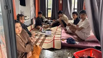 Chủ vắng nhà, 6 nam nữ tổ chức sử dụng ma túy