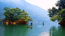 Khi hai mặt nước soi chung bầu trời