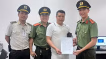 Cán bộ An ninh Hàng không giúp du khách tìm túi xách thất lạc ở sân bay
