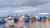 Dùng thuyền thúng cứu 7 tàu cá bị đứt dây neo trôi ra cửa biển