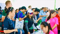 Chật kín runner xếp hàng nhận Bib VPBank VnExpress Marathon Ho Chi Minh City Midnight