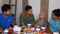 Ấm áp bữa cơm cùng Mẹ Việt Nam Anh hùng