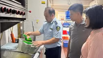 Quảng cáo thổi phồng thực phẩm chưa rõ nguồn gốc: Ai kiểm soát?