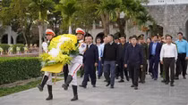Thứ trưởng Nguyễn Ngọc Lâm dâng hương tưởng niệm các anh hùng, liệt sĩ tại Điện Biên