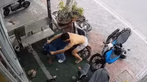 Nhân viên tiệm vàng đạp ngã tên cướp, cùng người dân khống chế