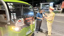 Lộn xộn xe điện phục vụ du khách ở phố cổ Hội An