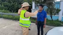Nồng độ cồn kịch khung, tài xế vẫn điều khiển xe chở 45 khách trên cao tốc