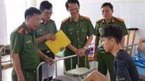 Thăm, động viên chiến sĩ Công an tỉnh Quảng Ngãi bị thương khi chữa cháy tàu cá
