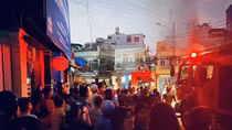 Cháy nhà trong hẻm sâu, người dân ngắt cầu dao điện, ứng phó thoát hiểm