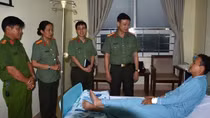 Thăm hỏi cán bộ Cảnh sát khu vực bị thương khi truy bắt tội phạm