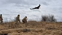 UAV và vũ khí laser: “Vỏ quýt dày có móng tay nhọn”