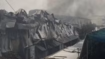 Vỡ đường ống dẫn dầu vào lò hơi khiến 3.000m2 nhà xưởng bị cháy