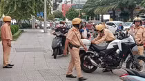 Người vi phạm nêu muôn vàn lý do khi chen lấn chạy xe máy trên vỉa hè