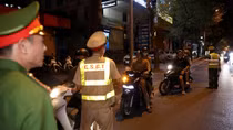 Công an phường cùng CSGT tổng kiểm tra hành chính, xử lý vi phạm trong đêm