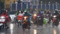 Mưa dông khắp miền Bắc vào đến Huế
