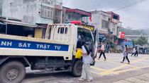 Hai học sinh được CSGT đưa tới điểm thi đúng giờ