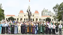 Đoàn đại biểu TP Hồ Chí Minh dâng hương tưởng nhớ Chủ tịch Hồ Chí Minh và Chủ tịch Tôn Đức Thắng