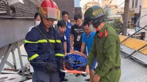 Hai cán bộ Công an phường kịp thời cứu giúp hai người dân gặp nạn