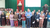 Thứ trưởng Lê Quốc Hùng thăm, tặng quà cho người dân bị ảnh hưởng lũ lụt tại Huế