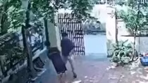 Xôn xao clip thầy giáo đến nhà riêng tát liên tục vào mặt nam sinh