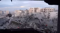 Bom Israel đánh sập tòa nhà ở Dải Gaza, vùi lấp 15 thành viên một gia đình
