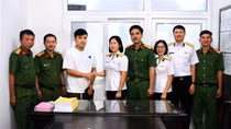 Nhặt được chiếc ví, nữ sĩ quan Hải quân giao nộp công an phường