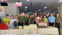 Thanh niên Cục Tổ chức cán bộ tặng quà cho các bệnh nhi nhân dịp 1/6
