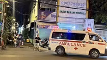 Nam thanh niên trần như nhộng chạy ra khỏi nhà kêu cứu rồi gục chết trên đường