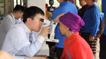 Khám bệnh, cấp phát thuốc miễn phí cho người nghèo, gia đình chính sách