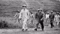 Bác vẫn cùng chúng cháu hành quân