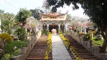 Những ngôi mộ cổ trên núi A Man