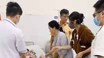 CSGT đưa bé trai 4 tuổi nguy cơ vỡ bàng quang vào viện cấp cứu kịp thời