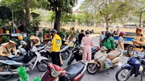 Xử lý mạnh với thói xấu đi ngược chiều, chạy xe máy lên vỉa hè