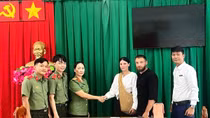 Hai du khách người Belarus xúc động khi được Công an trao lại giấy tờ đã đánh rơi