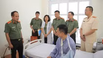 Giám đốc Công an TP Hà Nội thăm cán bộ bị thương khi chữa cháy