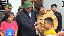 Phó Thủ tướng Thường trực Chính phủ Nguyễn Hoà Bình thăm vùng lũ Đông Đắk Lắk