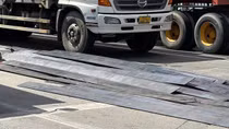 Xe đầu kéo thắng gấp, hàng chục tấm thép rơi trúng người đi đường