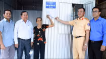 Bàn giao 10 căn nhà Đại đoàn kết tặng các hộ gia đình dân tộc Khmer có hoàn khó khăn
