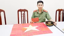 Đại uý Công an tạo lá cờ Tổ quốc và số 80 từ 34 giấy chứng nhận hiến máu tình nguyện