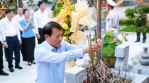 Bộ trưởng Lương Tam Quang dâng hương tưởng niệm Chủ tịch Hồ Chí Minh