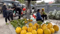 Thị trường ngày 24 Tết Ất Tỵ: Chuối xanh đắt đỏ