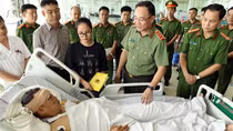 Thứ trưởng Phạm Thế Tùng thăm hỏi, động viên cán bộ CSCĐ bị thương khi làm nhiệm vụ