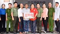 Công an Vĩnh Long bàn giao "Ngôi nhà 19/8" tặng Tổ viên bảo vệ ANTT ở cơ sở