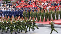 Hàng vạn người dân đội mưa xem duyệt đội ngũ, diễu hành chào mừng Ngày giải phóng Hải Phòng