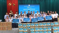 Nhà xuất bản Giáo dục Việt Nam tặng sách cho học sinh vùng khó, “đồng hành cùng em đến trường”