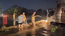 Nước lũ tràn lên cao tốc Hà Nội - Thái Nguyên, CSGT ứng trực xuyên đêm