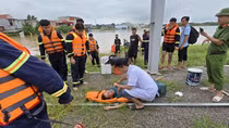 Lực lượng Công an kịp thời cứu vớt một người dân bị lũ cuốn