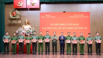 Lấy những tấm gương trong cuốn sách "Lúc dân cần, lúc dân khó, có Công an" làm động lực rèn luyện
