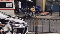 Cây cổ thụ bật gốc trong mưa đè trúng người đi xe máy
